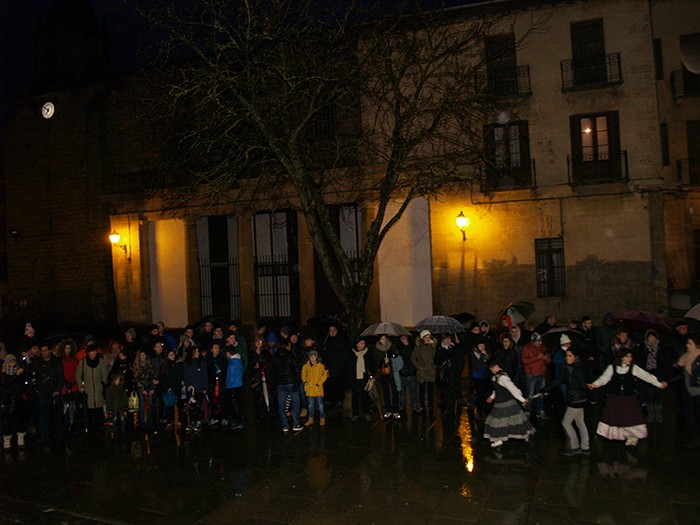 Kintoak zortzikoa dantzatzen - 33