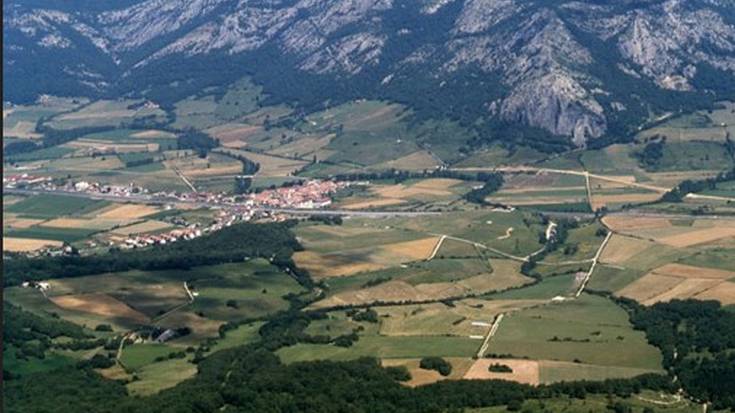 Uharte Arakil eta Etxarri Aranazko udal kontuak, osasun langile eta suhiltzaileen trebatze saioak eta Lakuntzako eskolan bisita