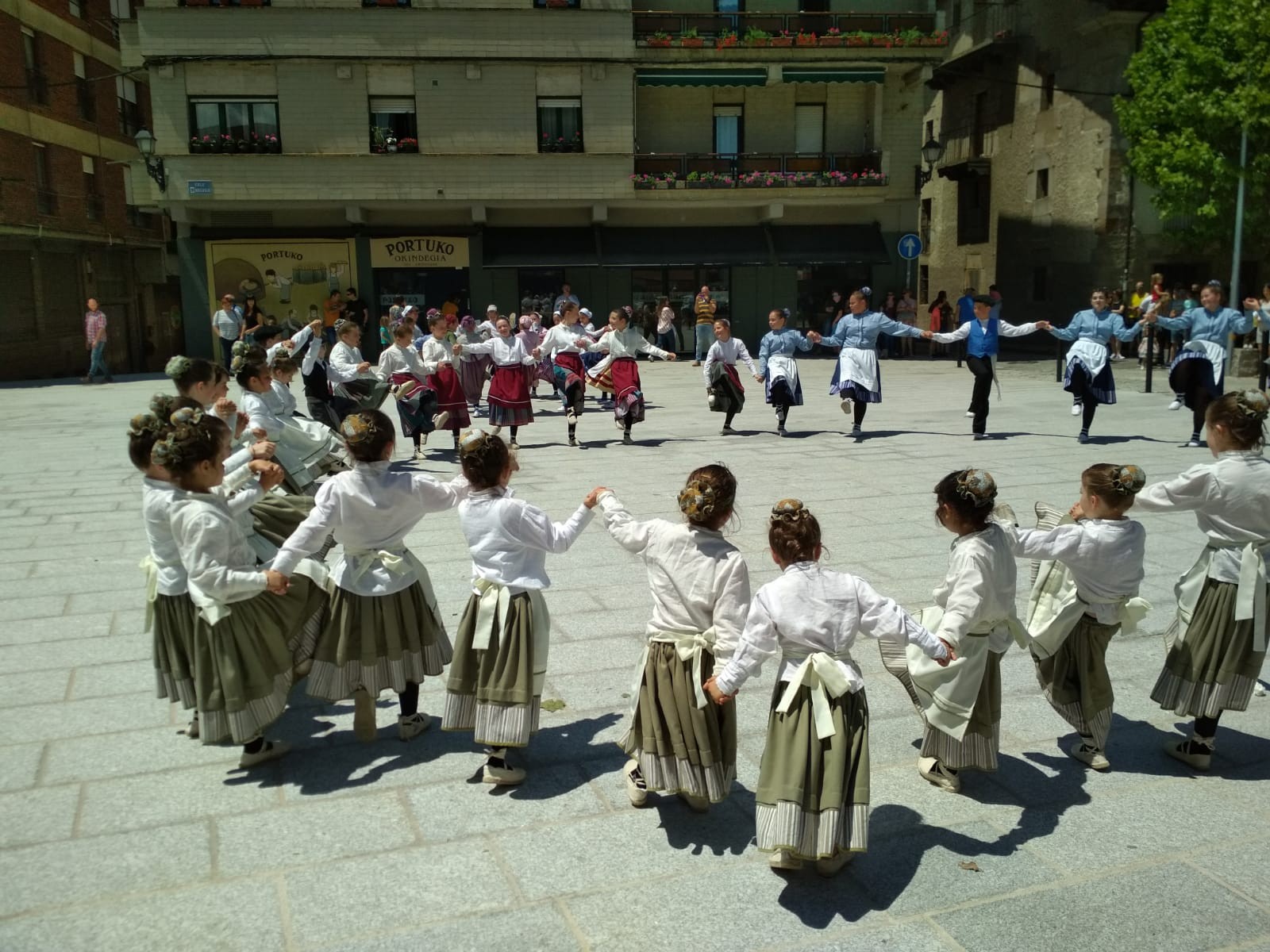 Igandean Etxarri Aranatzen bilduko dira dantzari txikiak