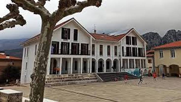 Irurtzungo eta Altsasuko udalen kontuak eta Lakuntzako larrialdi gunean sutea