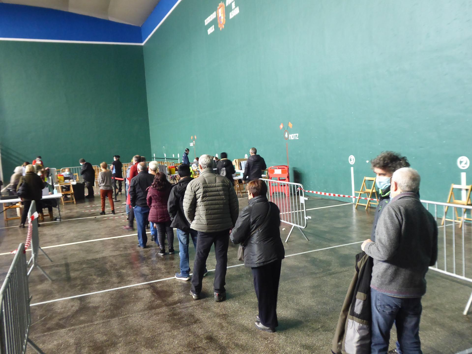 Gaur hasiko dira 18 eta 29 urte bitartekoei oroitzapen dosia ematen