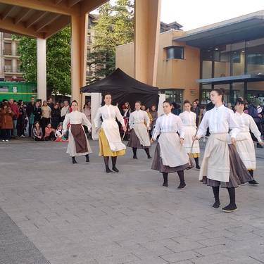 Dantza egunean dantza plazara