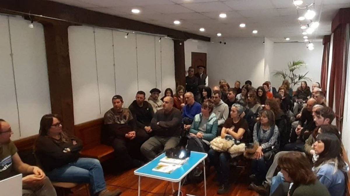 AHTri buruzko batzar jendetsua egin zen