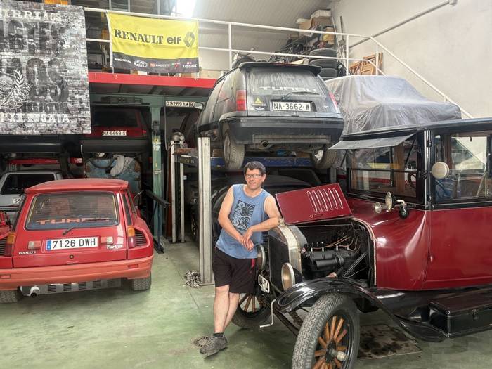 "Autoen atzean dauden historiak ditut gustuko"