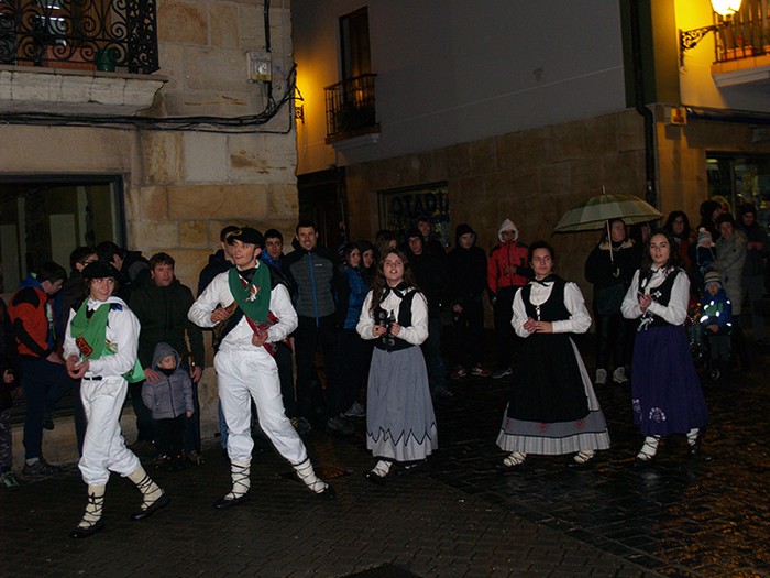 Kintoak zortzikoa dantzatzen - 23