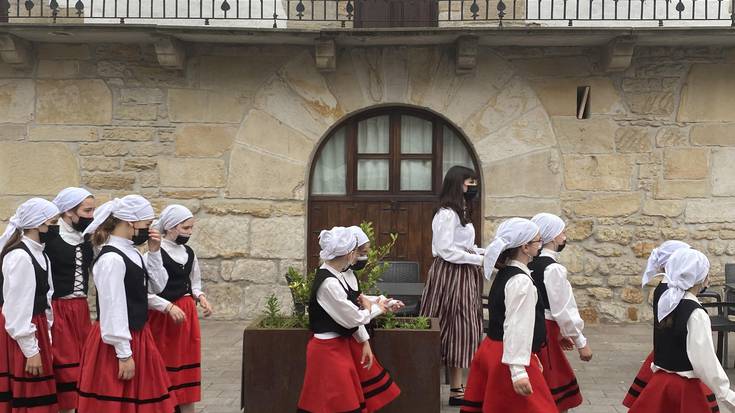 Lakuntzako dantzariak kalera atera ziren