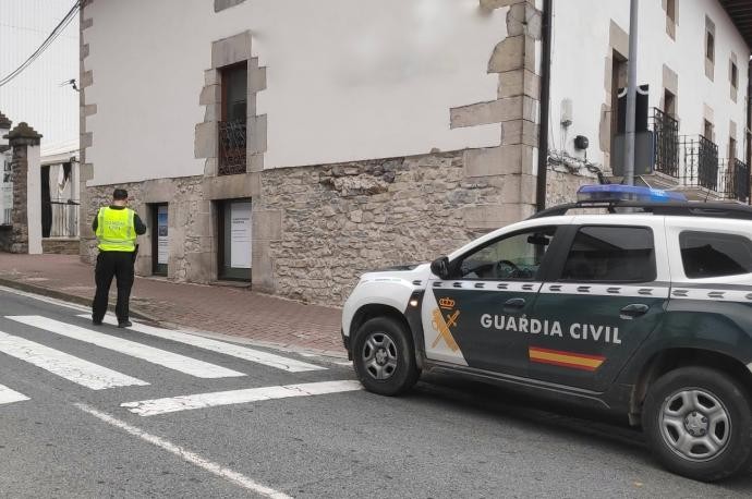 Sei auto kaltetu zituena atzeman dute