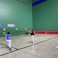 Etxarri Aranazko frontoi berritua mustuko dute