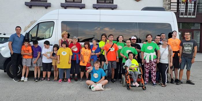 "Poz eta kolorez blaitu nahi ditugu festak"