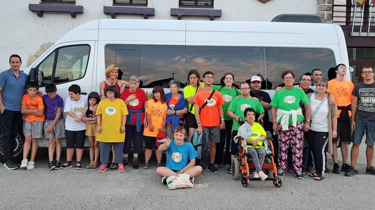 "Poz eta kolorez blaitu nahi ditugu festak"