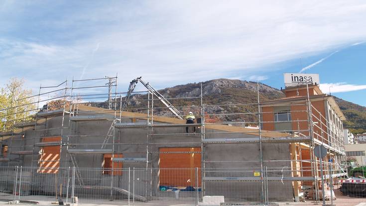 Basozainen egoitza itxura hartzen ari da