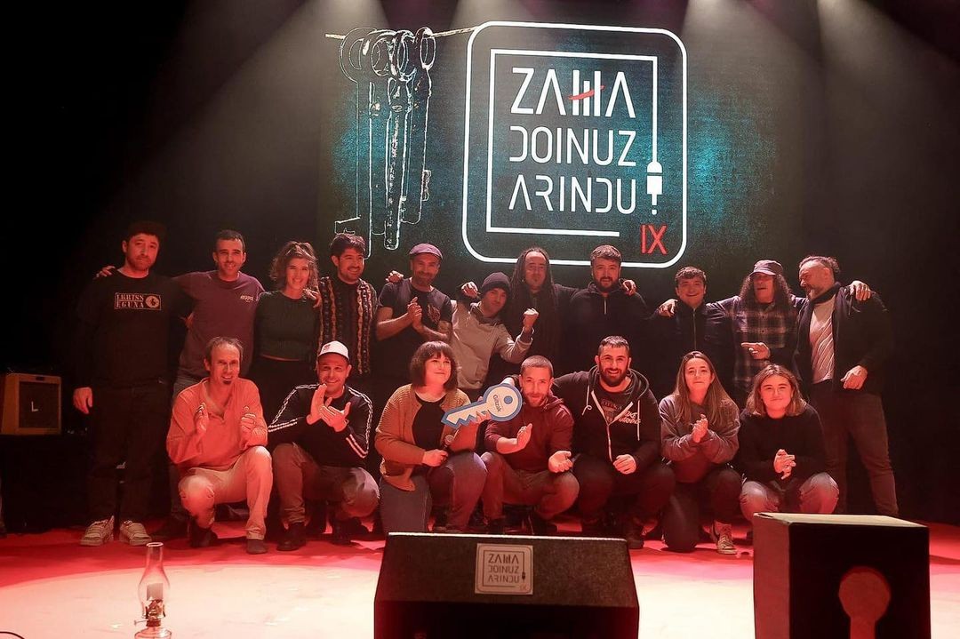 Bederatzi jaialdi,  hamaika talde
