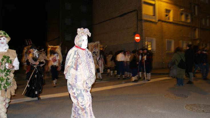 Maskaritak bilerara deitu dituzte