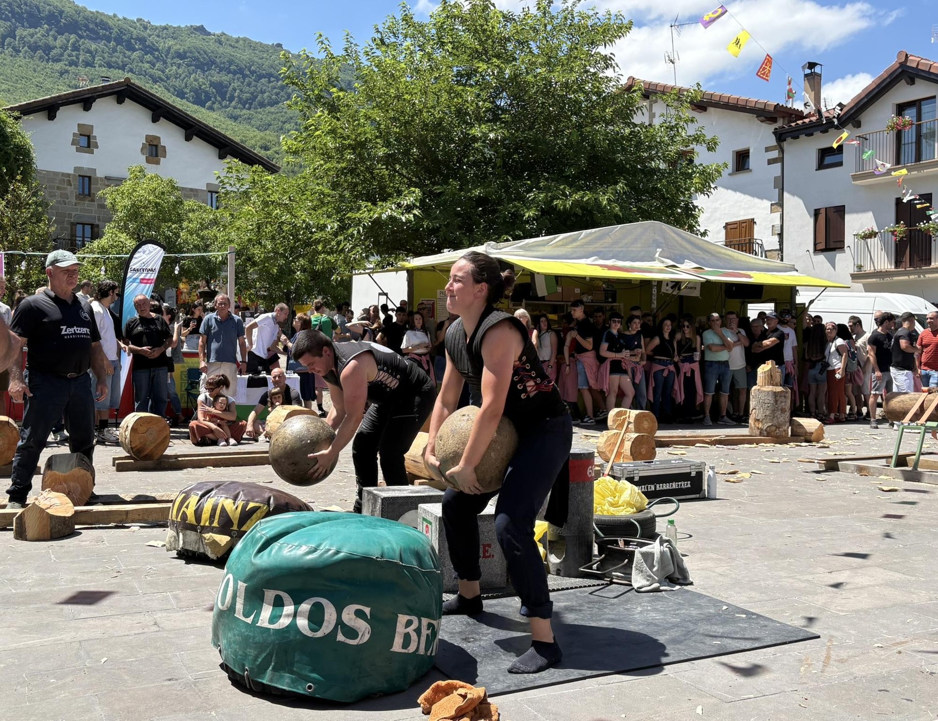 Alberto Maestre, Amaia Orrio, Naiara Urkixo, Maitane Zabalza eta Maria Garcia Nafarroako Harri jasotze Txapelketarako prest