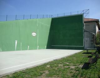 Satrustegiko frontoia teilatua izatetik gertuago