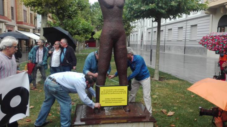 “Gogoan” eskulturako plaka lapurtzea salatu dute