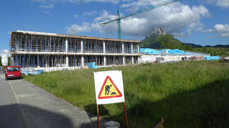 Kontu-hartzailetza Nagusiak OANAren eskolako lanei buruzko txostena gaitzetsi du