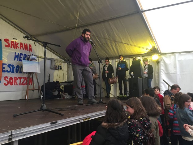 Eskolen festaren lekukoa Lakuntzatik Etxarrira 