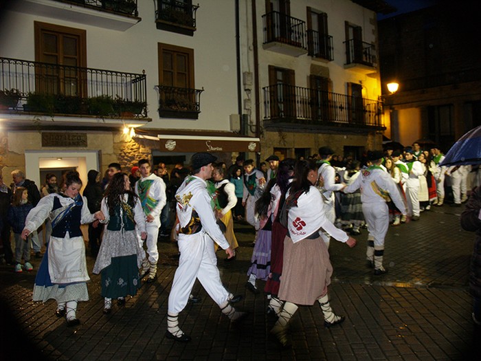 Kintoak zortzikoa dantzatzen - 4