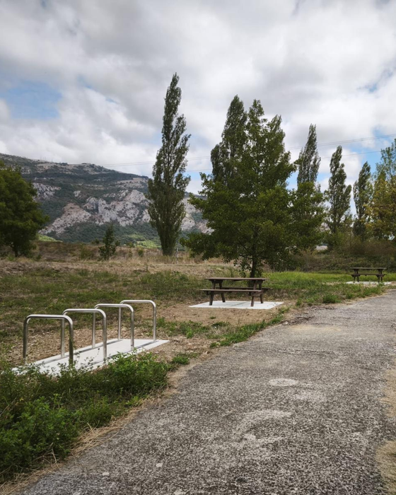 Bizikleta bide sarea altzariz jantzi dute