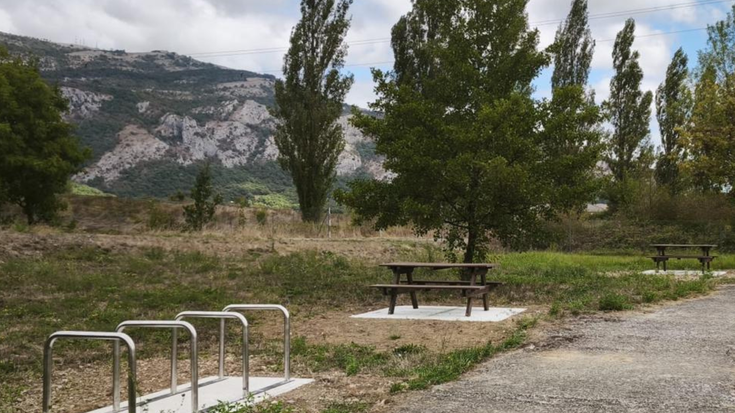 Bizikleta bide sarea altzariz jantzi dute