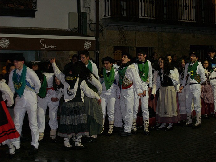 Kintoak zortzikoa dantzatzen - 14