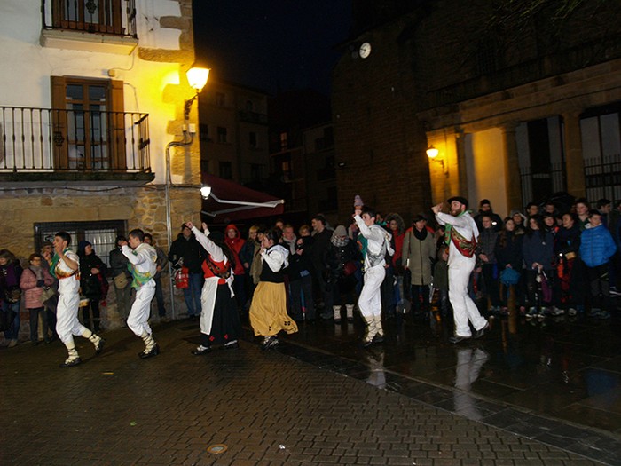 Kintoak zortzikoa dantzatzen - 29