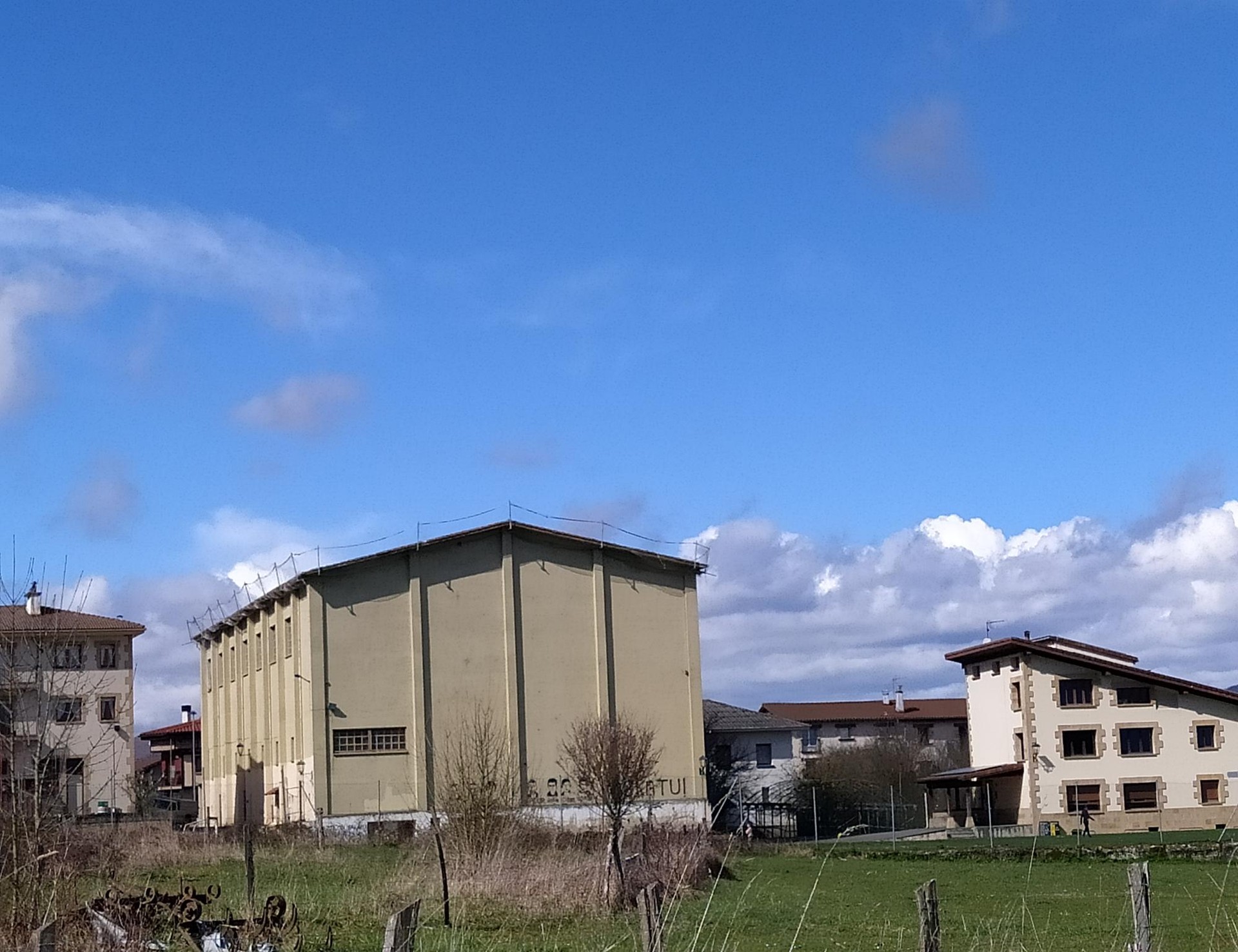 Frontoiko teilatuan eguzki plakak jartzeko lanak eman nahi ditu udalak