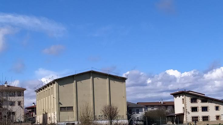 Frontoiko teilatuan eguzki plakak jartzeko lanak eman nahi ditu udalak
