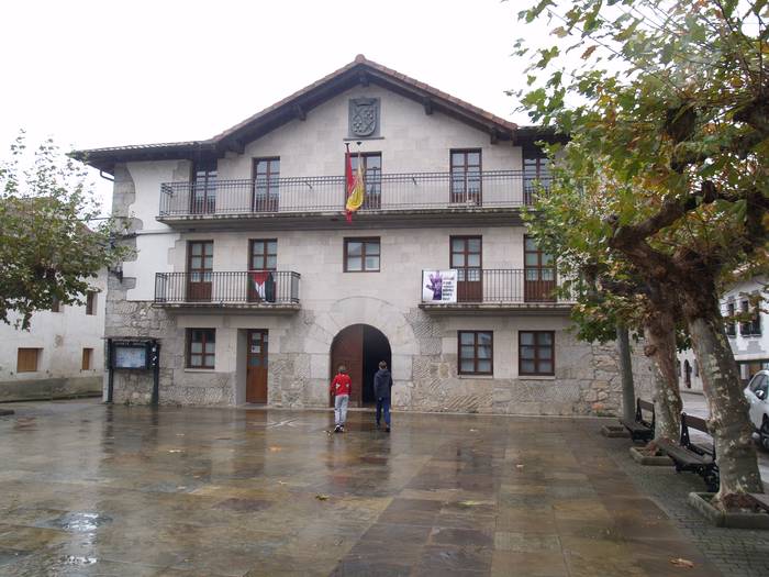 Udaletxea ordu batez egonen da zabalik