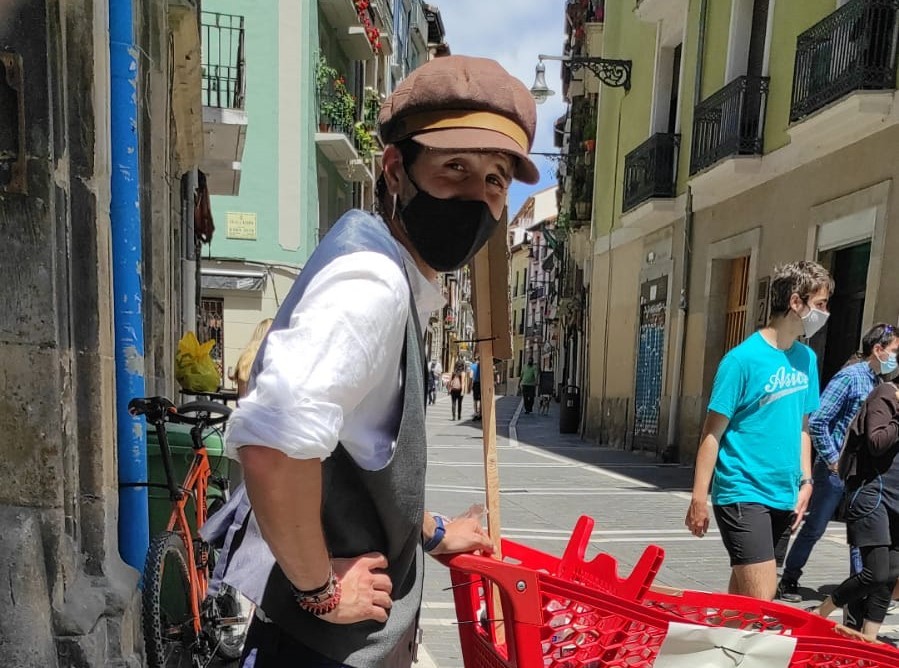 "Liburu hauek nahiko denbora pasa dute gordeta"