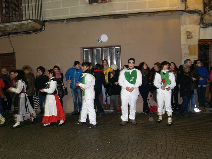 Kintoak zortzikoa dantzatzen - 24