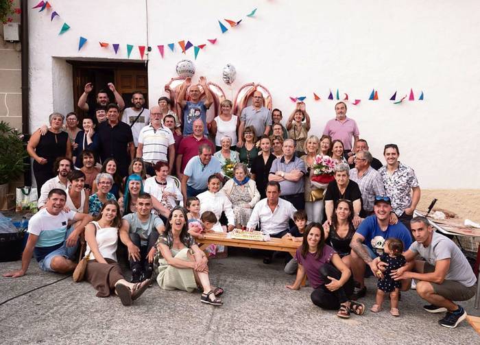 Ehun urte bete dutenei aitortza egin diete