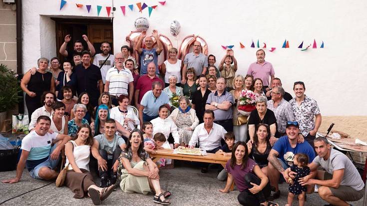 Ehun urte bete dutenei aitortza egin diete