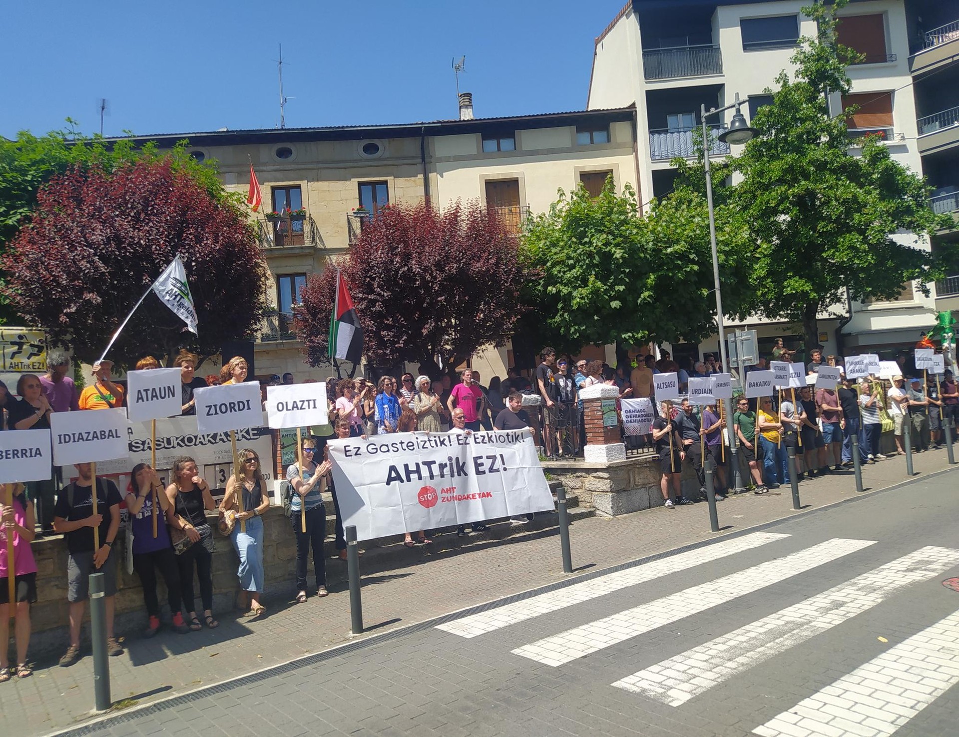 AHTko zundaketak "ez laguntzeko" deialdia egin dute