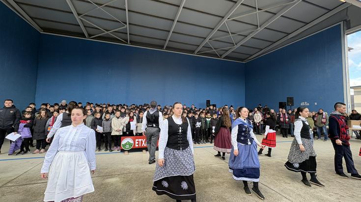 Etxarri Aranazko futbol zelaiaren mustutzea, pilota, automobilismoa, txirrindularitza eta areto futbola