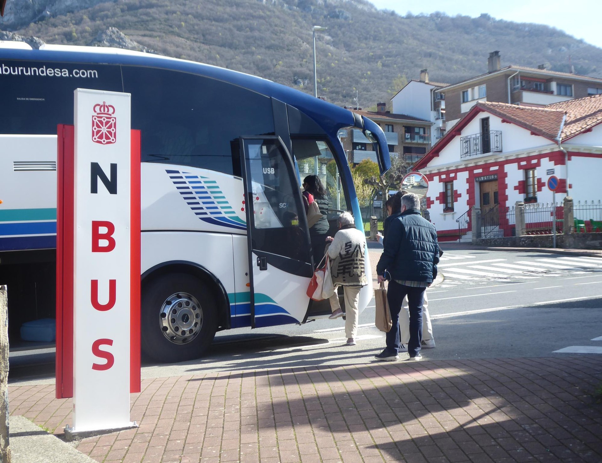 Irurtzungo Udalak gobernuan autobus zerbitzuaren egoera konpontzeko prestutasuna ikusi du