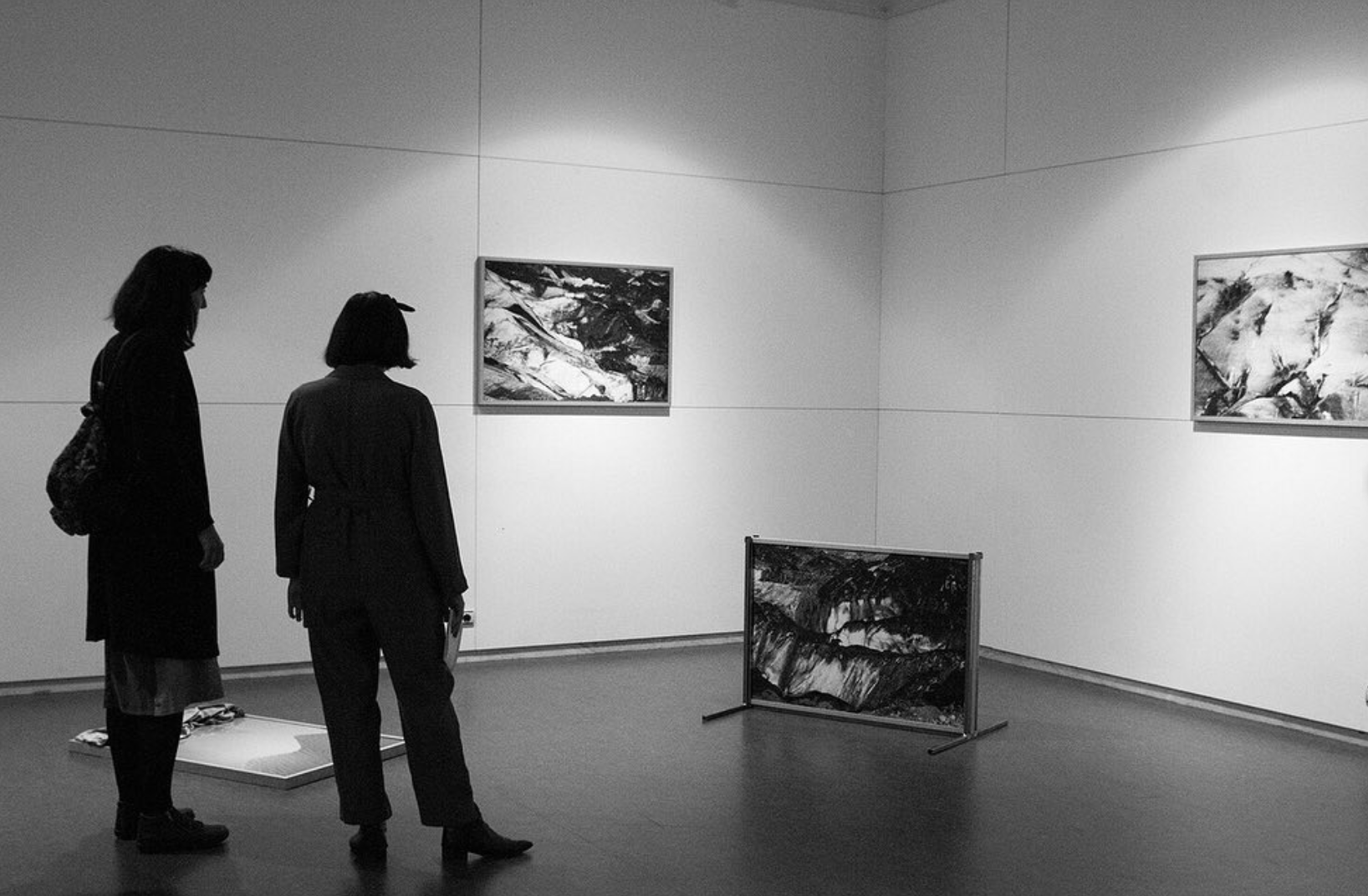 'Uholdeak: mahaira' erakusketa, arte garaikidea zabaltzeko