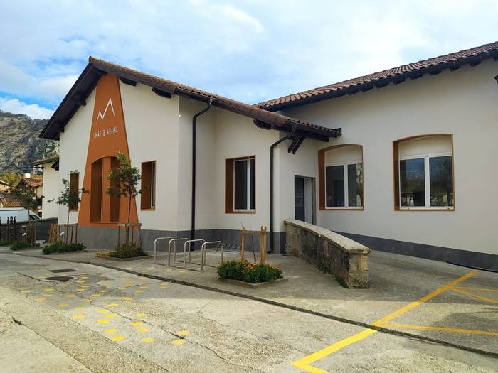 Eskola itxuraldatuta