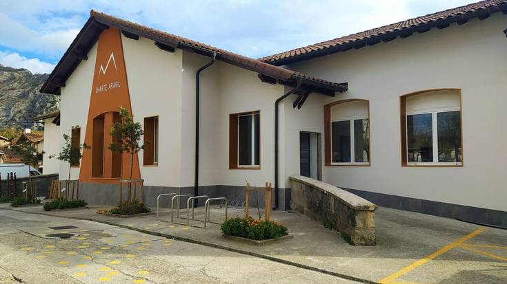 Eskola itxuraldatuta