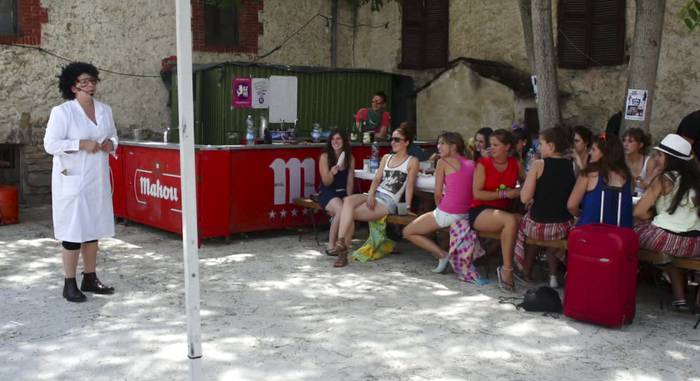 Sexu erasoak ekiditeko oinarrizko ikasgaia jaso dute gazteek festetan