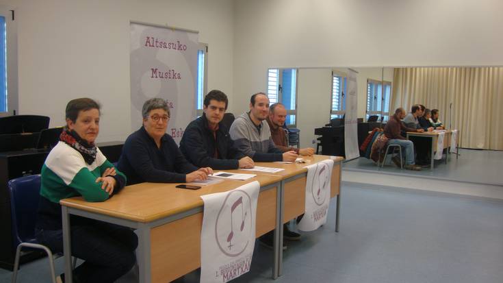 Altsasuko musika eta dantza eskolako Berdintasun planari buruz Jokin Borromeorekin