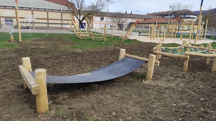 Eskolak jolas parke berria du
