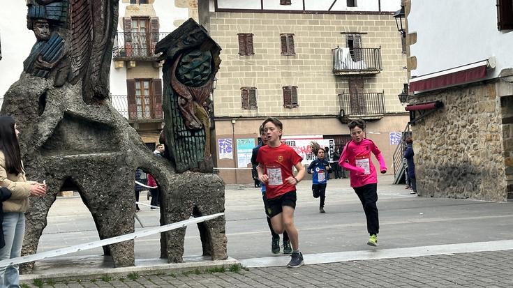 Haurrek eta helduek urtea korrika despeditu zuten Altsasun