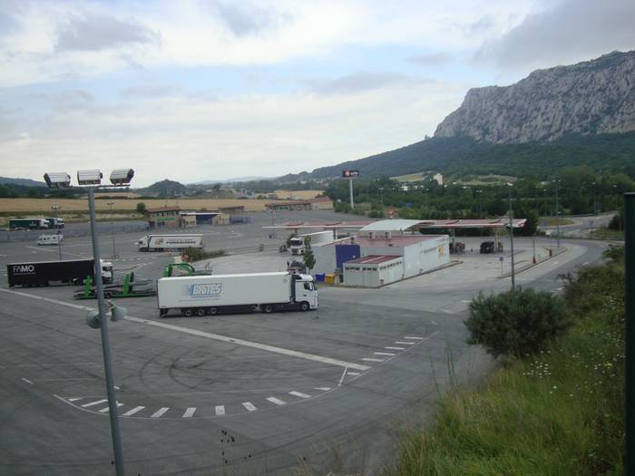 Kamioiak bide bazterrean