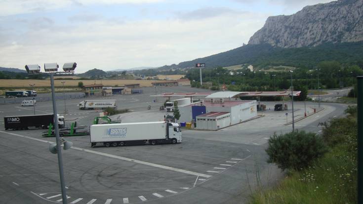 Kamioiak bide bazterrean