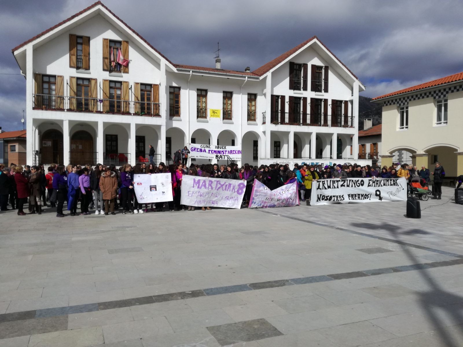 Irurtzungo greba feministako deialdiak