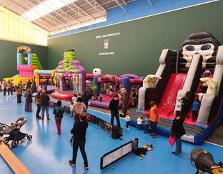 Eskolako guraso elkarteak antolatuta, puzgarri festa izan zen