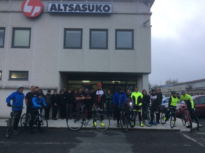 Altsasuko kooperatibakoak bizikletan elkartasun erronka bati esker