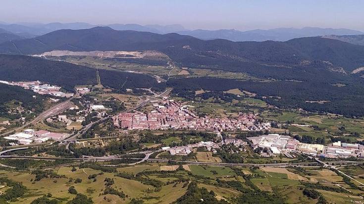 Etxegabetze saiakera Altsasun, udal kontuak, errezeta liburuxka eta pertsona bat ospitalera